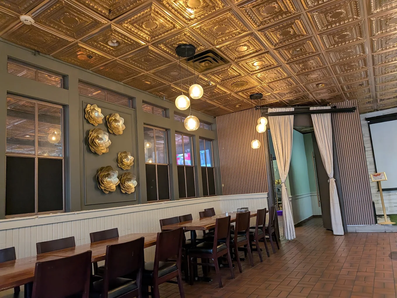 Bikes & Barrels dining room